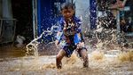 Duh! Bocil Asyik Main di Lokasi Banjir Kembangan Jakbar