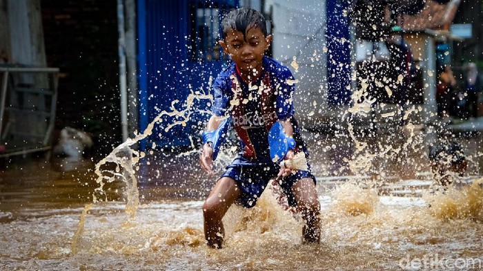Jalan Haji Briti B di Kelurahan Kembangan Selatan, Jakbar, banjir, Senin (6/11). Anak-anak malah memanfaatkan situasi dengan bermain air banjir.