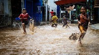 Ada juga yang lomba lari melintasi genangan.