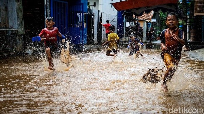 Jalan Haji Briti B di Kelurahan Kembangan Selatan, Jakbar, banjir, Senin (6/11). Anak-anak malah memanfaatkan situasi dengan bermain air banjir.