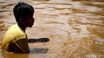 Duh! Bocil Asyik Main di Lokasi Banjir Kembangan Jakbar