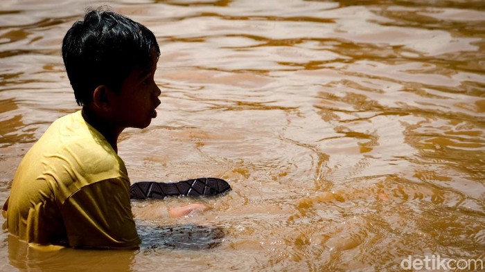 Jalan Haji Briti B di Kelurahan Kembangan Selatan, Jakbar, banjir, Senin (6/11). Anak-anak malah memanfaatkan situasi dengan bermain air banjir.