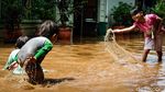 Duh! Bocil Asyik Main di Lokasi Banjir Kembangan Jakbar