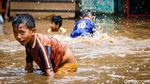 Duh! Bocil Asyik Main di Lokasi Banjir Kembangan Jakbar