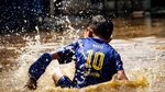 Duh! Bocil Asyik Main di Lokasi Banjir Kembangan Jakbar