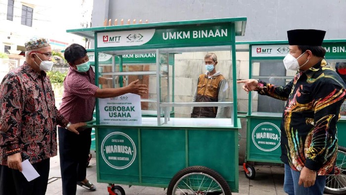 Dukungan untuk Pelaku Usaha Kecil dan Menengah Guna mendukung pemberdayaan ekonomi rakyat, beragam cara dilakukan oleh berbagai pihak seperti salah satunya pemberian gerobak usaha ini.
