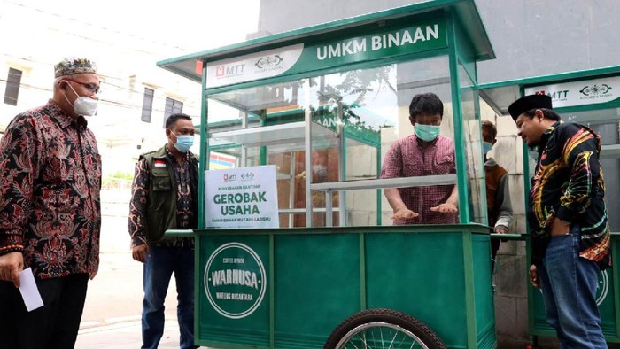Guna mendukung pemberdayaan ekonomi rakyat, beragam cara dilakukan oleh berbagai pihak seperti salah satunya pemberian gerobak usaha ini.