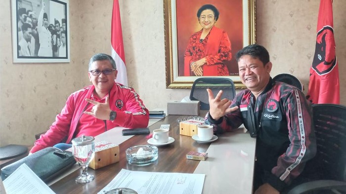 Eks Ketua PDIP Salatiga Teddy Sulistio bertemu Sekjen PDIP Hasto Kristiyanto di Jakarta, Senin  (8/11/2021)