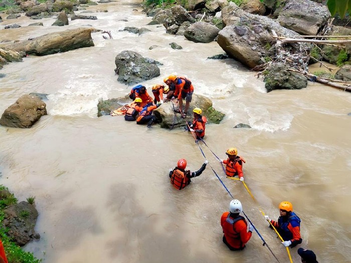 Evakuasi korban pemancing yang tewas terseret arus sungai di Karanganyar, Senin (8/11/2021).