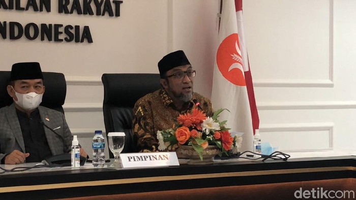 Fahmi Alaydroes (kanan) di ruang Fraksi PKS DPR RI (Eva Safitri/detikcom).