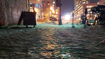 Salju ini terlihat seperti genangan air. Foto: Reddit via Brightside