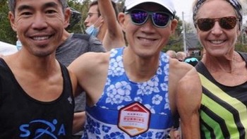 Ada yang aneh dengan tangan pria yang di tengah? Foto: Reddit via Brightside