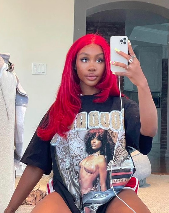 Wanita dengan nama asli Solána Imani Rowe itu pun mengalami islamophobia. “Aku tidak menyadari hal-hal aneh dan canggung sampai saya jauh lebih tua,” akunya. Foto: dok. Instagram/@sza