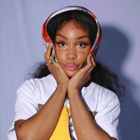 SZA lahir dalam keluarga beda agama. Ayahnya penganut muslim, sementara ibunya adalah seorang kristiani. SZA sendiri memilih agama yang dianut oleh ayahnya. Foto: dok. Instagram/@sza