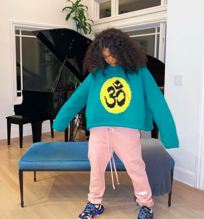 Meski menjadi agama minoritas di kelompoknya, SZA tetap berpendirian teguh dengan agamanya. Foto: dok. Instagram/@sza