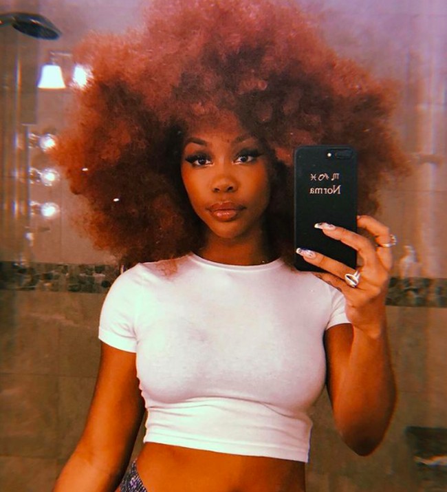 “Aku berhenti pakai hijab setelah tragedi 9/11. Aku masih sekolah menengah, dan aku sangat menyesal karena takut dengan apa yang orang katakan padaku, sehingga aku membiarkan orang lain mendikte diriku,” ungkapnya. Foto: dok. Instagram/@sza