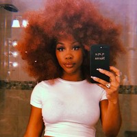 “Aku berhenti pakai hijab setelah tragedi 9/11. Aku masih sekolah menengah, dan aku sangat menyesal karena takut dengan apa yang orang katakan padaku, sehingga aku membiarkan orang lain mendikte diriku,” ungkapnya. Foto: dok. Instagram/@sza