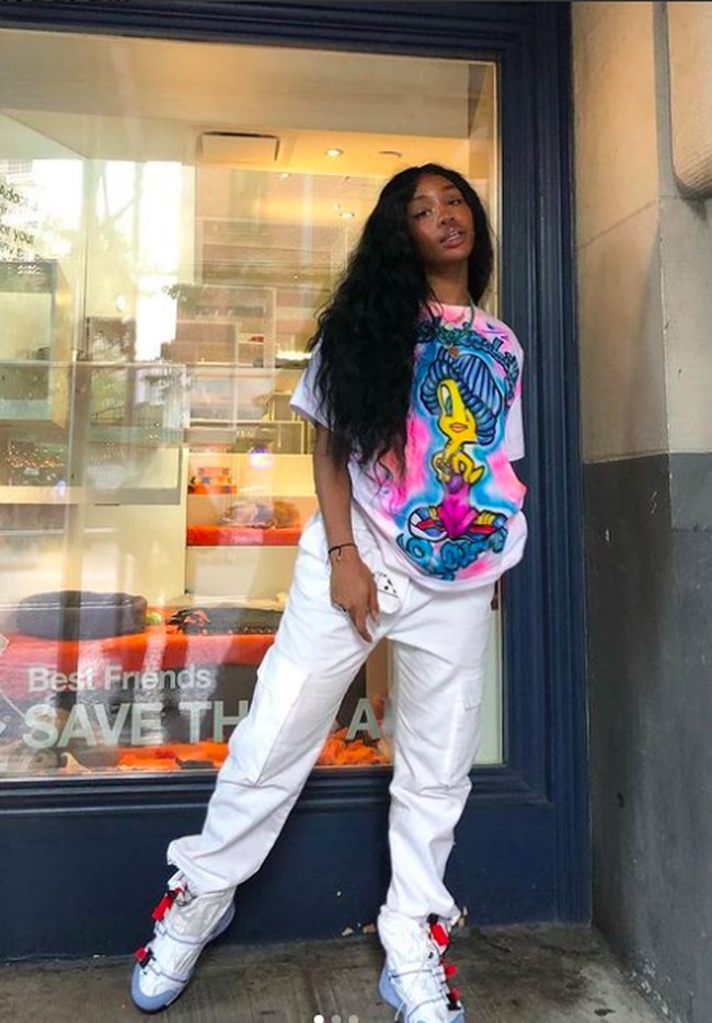 Menjadi muslim diakui SZA ia dan keluarganya mendapatkan rasisme. “Seseorang melemparkan batu bata ke masjid ayahku,” kenangnya. Foto: dok. Instagram/@sza