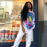 Menjadi muslim diakui SZA ia dan keluarganya mendapatkan rasisme. “Seseorang melemparkan batu bata ke masjid ayahku,” kenangnya. Foto: dok. Instagram/@sza