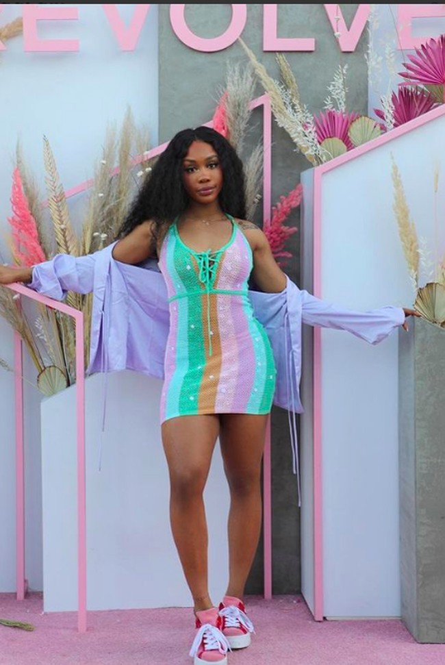 Ada alasan khusus yang membuat SZA melepeas hijabnya. Dalam bincang-bicang dalam seri ‘Muslim Girl’ bersama Snapchat, penyanyi 32 tahun itu mengungkapkan alasannya. Foto: dok. Instagram/@sza