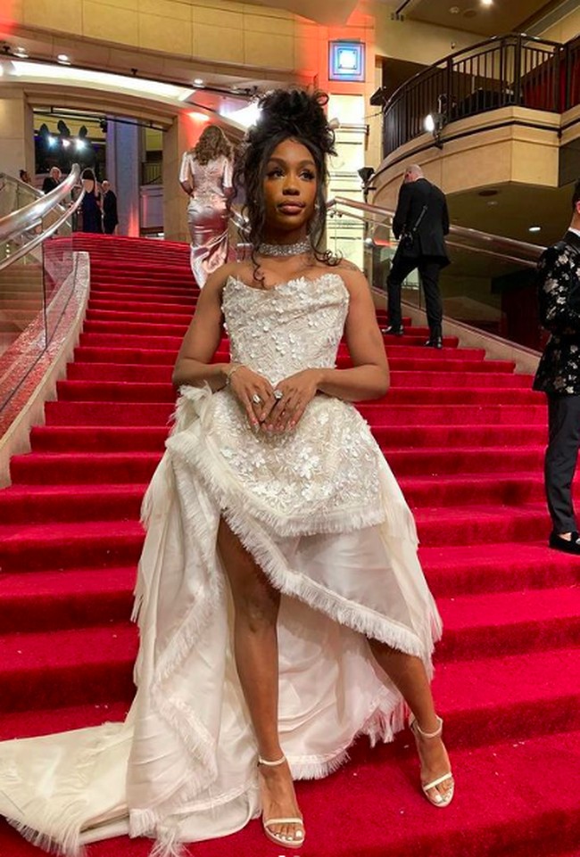 Pelantun ‘Good Days’ itu pun sempat menggunakan hijab semasa kecilnya. Namun dia melepas hijabnya. Foto: dok. Instagram/@sza