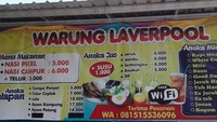 Pencinta bola? Kamu pasti tak asing dengan klub sepakbola asal Inggris, Liverpool. Mungkin pemilik warung makan ini juga salah satu dari penggemarnya. Bahkan hingga warung makannya sampai diberi nama Laverpool. Foto: Istimewa
