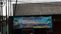 Pernah difilmkan, nama Filosofi Kopi memang melambung tinggi. Ternyata di daerah lain ada juga yang lebih segar. Bernama Filosofi Degan warung ini sajikan es kelapa yang segar. Foto: Istimewa
