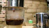 Tak boleh melupakan budaya sendiri mungkin menjadi pedoman warung ini. Angkringan Setarbak mampu sajikan kopi dengan kearifan lokal yang tak kalah enak dengan kopi kafe. Foto: Istimewa