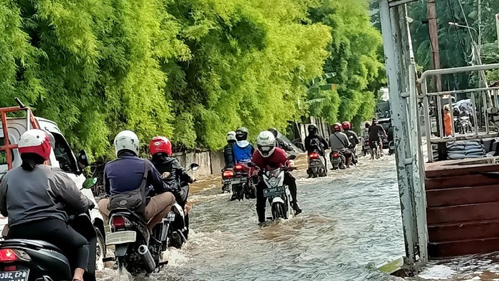 Genangan air di Jalan Puri Kembangan Jakbar