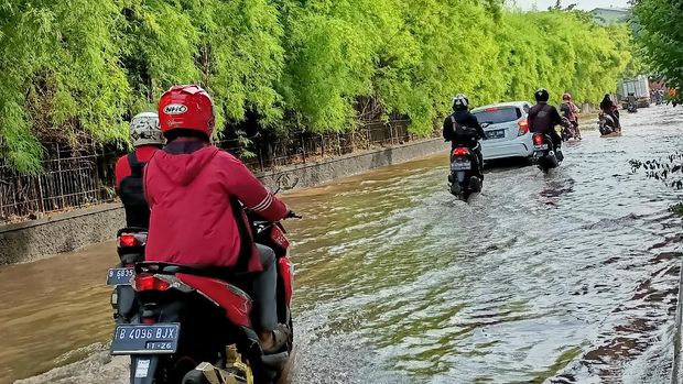 Genangan air di Jalan Puri Kembangan Jakbar