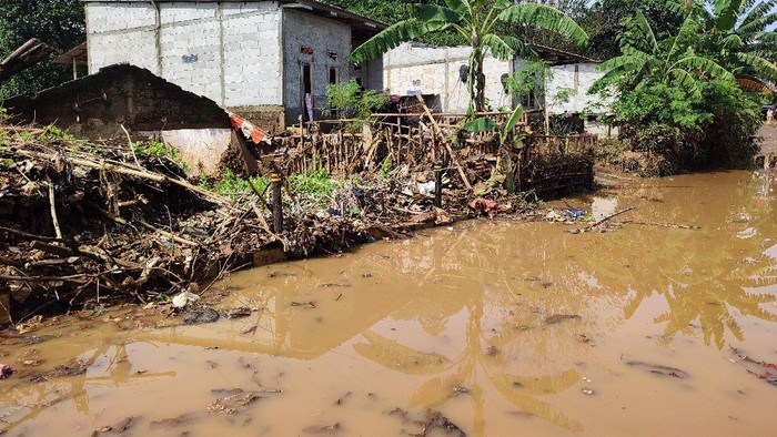 Genangan air setinggi 20 cm di Blok Wadas RT 03/04, Pasir Putih, Sawangan, Kota Depok pada Senin (8/11/2021).