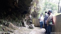 Lokasi Gua Raja dinilai strategis dan keamanan komunikasinya tepat sekali karena Pangeran Diponegoro dan PB VI sudah membentuk benteng komunikasi itu di jalur lereng Gunung Merapi. Pertemuan PB VI dengan Pangeran Diponegoro di Selo tersebut terjadi sekitar 1828. 