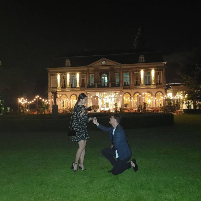 Momen manis tersebut diunggah Gracia di Instagram. Tampak Jef melamar Gracia saat malam hari di sebuah taman dengan latar bangunan klasik yang dihiasil lampu berkilauan. (Foto: Instagram/@graciaz14)