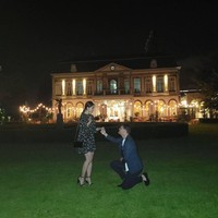 Momen manis tersebut diunggah Gracia di Instagram. Tampak Jef melamar Gracia saat malam hari di sebuah taman dengan latar bangunan klasik yang dihiasil lampu berkilauan. (Foto: Instagram/@graciaz14)