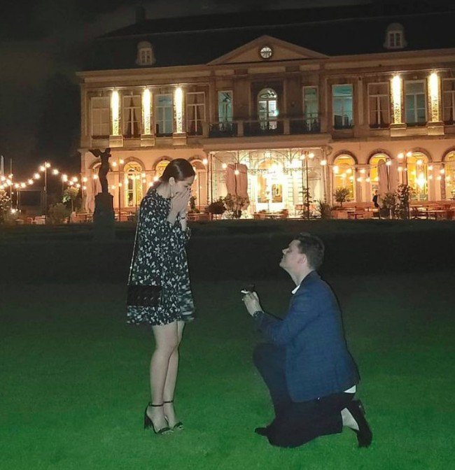 Aktris Gracia Indri mendapatkan kejutan dari kekasih bulenya, Jefri yang berasal dari Belanda. Tiba-tiba, Jef berlutut di hadapannya dengan sebuah cincin. Gracia yang beberapa bulan lalu pindah ke Belanda sedang dilamar! (Foto: Instagram/@graciaz14)