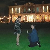 Aktris Gracia Indri mendapatkan kejutan dari kekasih bulenya, Jefri yang berasal dari Belanda. Tiba-tiba, Jef berlutut di hadapannya dengan sebuah cincin. Gracia yang beberapa bulan lalu pindah ke Belanda sedang dilamar! (Foto: Instagram/@graciaz14)