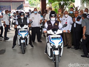 Gubernur Khofifah Coba Motor Listrik di Ponorogo dan Beri Bantuan