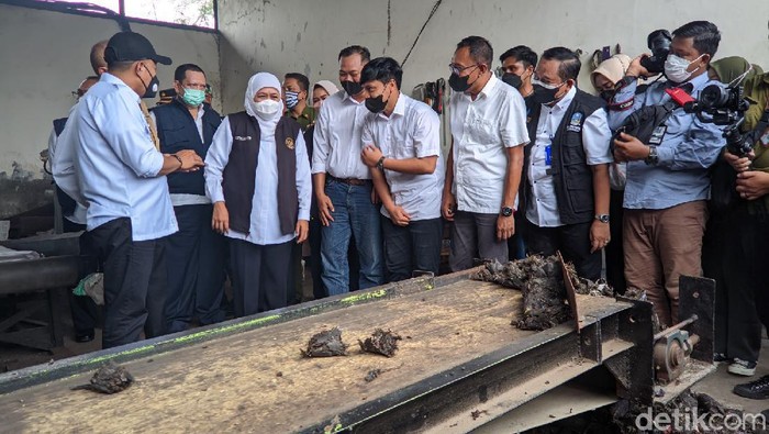 Gubernur Jawa Timur Khofifah Indar Parawansa mendatangi TPA Mrican di Kecamatan Jenangan. Ia melihat langsung pengolahan briket sampah, yang bisa diubah menjadi bahan bakar industri.