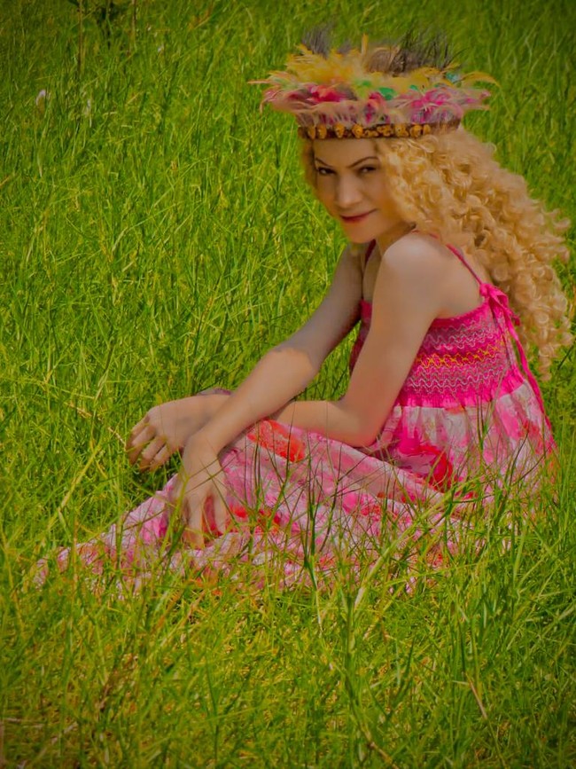 Lena pun merasa bangga karena bisa mendapatkan predikat tersebut. Dan kedua orangtuanya juga mendukung langkahnya mengikuti modelling. Saya sangat senang karena di mata orang lain saya spesial dan bisa diandalkan sehingga saya mendapat tanggung jawab tersebut. Orang tua saya selalu mendukung apa yang saya inginkan mereka selalu menopang dengan doa. Setiap prestasi yang saya dapat orang tua saya sangat menghargai hal itu, ucapnya penuh haru. Foto: Dok. pribadi Herolena Beroperay.