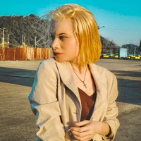 Kini dirinya viral, Lena ingin memberikan semangat dan membuktikan jika wanita albino bisa berprestasi dan menghasilkan karya. Menurutnya kondisi fisik seseorang janganlah jadi penghalang untuk meraih cita-cita. Kita tidak pernah bisa meminta mau dilahirkan di keluarga mana dan dalam kondisi fisik yang seperti apa. Tapi satu hal yang harus kalian percayai bahwa Tuhan menciptakan kita itu ada maksud dan tujuannya. Tuhan tidak pernah menciptakan manusia hanya dengan kekurangannya saja, pasti ada kelebihannya, ucap Lena dengan ramah. Foto: Dok. pribadi Herolena Beroperay.