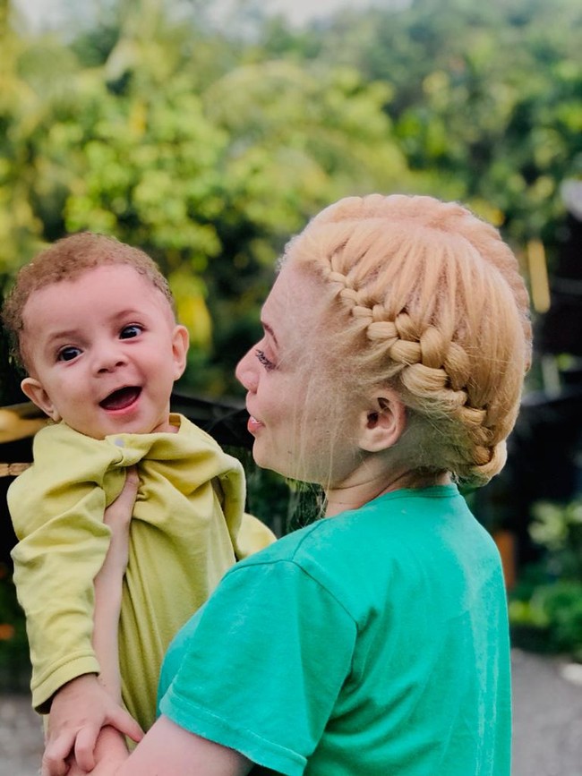 Ketika pandemi melanda seluruh dunia, Lena pun iseng mengunggah konten di TikTok membuat konten parodi, lipsync, bernyanyi, dan berjoget. Dia melakukannya agar bisa menghibur dirinya. Saat eksis di TikTok, Lena pernah mendapatkan komentar negatif dari warganet. Namun dia tak mau ambil pusing dan tetap berpikir positif. Saya menanggapi komentar netizen dengan santai. Jika komentarnya positif saya balas komentar dengan ramah. Dan jika komentar itu negatif atau mem-bully kadang saya blokir karena saya rasa itu hanya akan merusak mental saya, tegasnya.. Foto Herolena Beroperay dan adiknya. Dok. pribadi Lena.