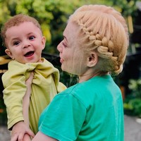 Ketika pandemi melanda seluruh dunia, Lena pun iseng mengunggah konten di TikTok membuat konten parodi, lipsync, bernyanyi, dan berjoget. Dia melakukannya agar bisa menghibur dirinya. Saat eksis di TikTok, Lena pernah mendapatkan komentar negatif dari warganet. Namun dia tak mau ambil pusing dan tetap berpikir positif. Saya menanggapi komentar netizen dengan santai. Jika komentarnya positif saya balas komentar dengan ramah. Dan jika komentar itu negatif atau mem-bully kadang saya blokir karena saya rasa itu hanya akan merusak mental saya, tegasnya.. Foto Herolena Beroperay dan adiknya. Dok. pribadi Lena.