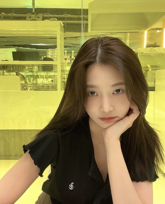 Jenny eks DIA awalnya termasuk dalam line up GFRIEND dan terpilih sebagai salah satu visual. GFRIEND pun awalnya dibentuk dengan tujuh personel. Namun, Jenny memilih untuk hengkang dari Source Music dan bergabung dengan MBK Entertainment. Foto: dok Instagram yulleda