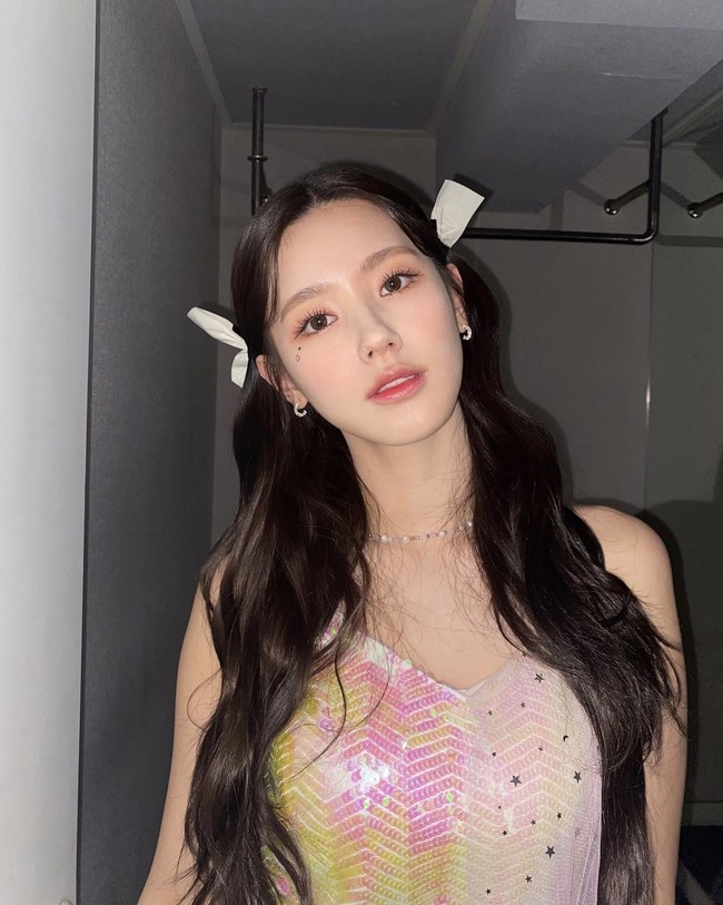 Visual grup (G)I-DLE ini baru memulai debut solonya dengan merilis mini album MY. Miyeon pun mencetak rekor sebagai solois pertama dari Cube Entertainment yang menjual lebih dari 100 ribu album. Baru-baru ini dirinya viral karena cerita orang tua murid yang mendapat balasan suratnya untuk memotivasi sang anak. Foto: dok Instagram noodle_zip
