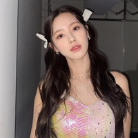 Visual grup (G)I-DLE ini baru memulai debut solonya dengan merilis mini album MY. Miyeon pun mencetak rekor sebagai solois pertama dari Cube Entertainment yang menjual lebih dari 100 ribu album. Baru-baru ini dirinya viral karena cerita orang tua murid yang mendapat balasan suratnya untuk memotivasi sang anak. Foto: dok Instagram noodle_zip