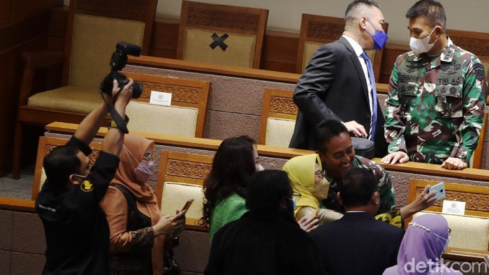 Jadi Panglima TNI, Jenderal Andika Jadi Rebutan Foto Bersama DPR DPR telah menyetujui Jenderal Andika Perkasa sebagai Panglima TNI. Usai rapat paripurna, para anggota DPR pun langsung minta untuk foto bersama dengan Andika.
