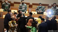 Ada juga yang meminta untuk swafoto dengan mantan KSAD tersebut.