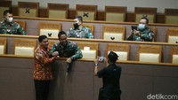 Ada juga yang foto bersama sambil melakukan salam komando.