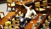 Sebagian anggota DPR mengabadikan momen itu dari tempat duduknya.