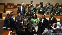 Sejumlah anggota DPR foto bersama dengan Jenderal Andika di ruang rapat paripurna Gedung Nusantara II, Kompleks Parlemen, Senayan, Jakarta, Senin (8/11).